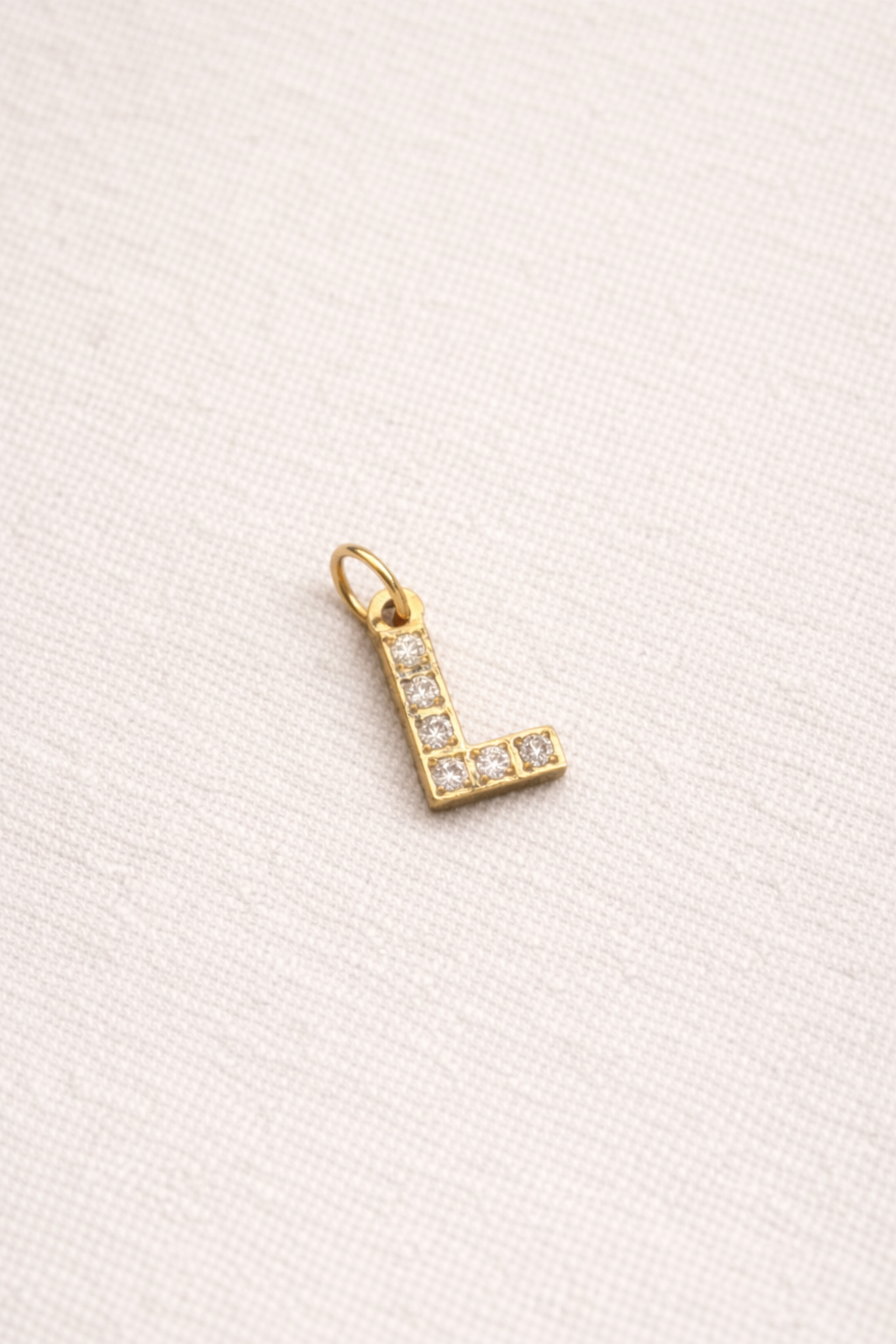 Buchstaben-Charm „L“ – 18 Karat vergoldet – Micro Pavé
