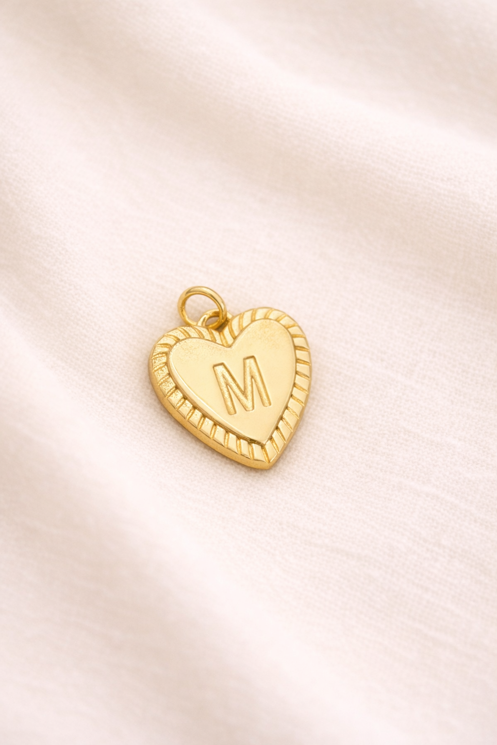 Goldenes zweiseitiges Herz-Charm mit Buchstaben "M" | Edelstahl 18 Karat vergoldet