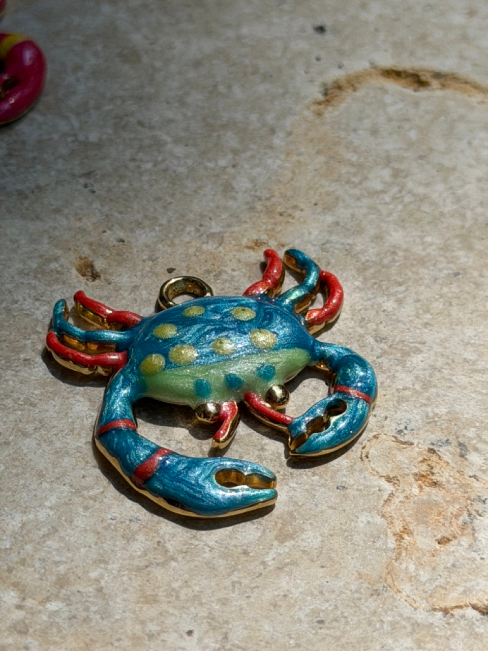 Großer Krabbe Anhänger Gold – Mediterranean Coastal Charm | 18K vergoldet