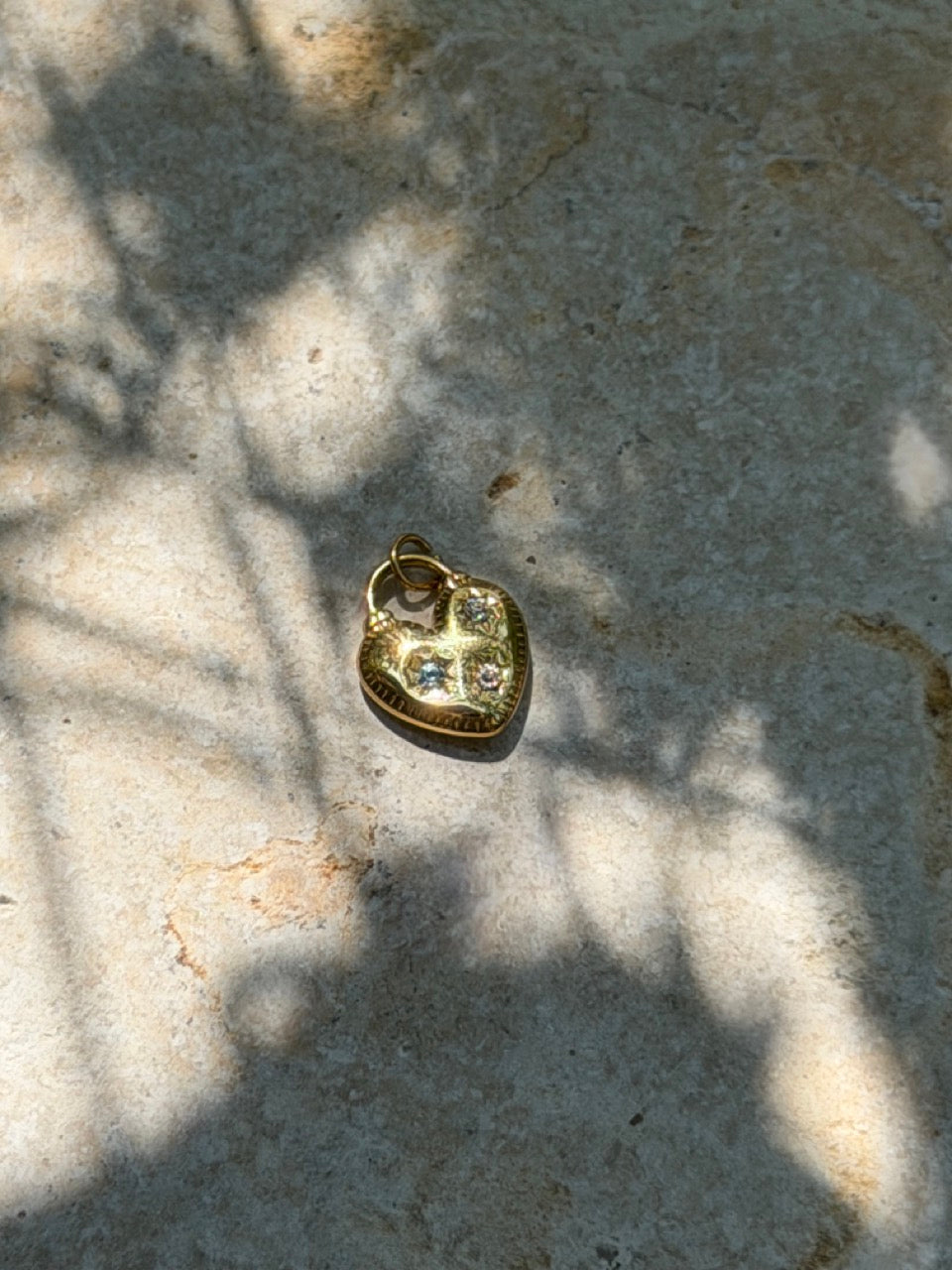 Herz Anhänger an Kette getragen