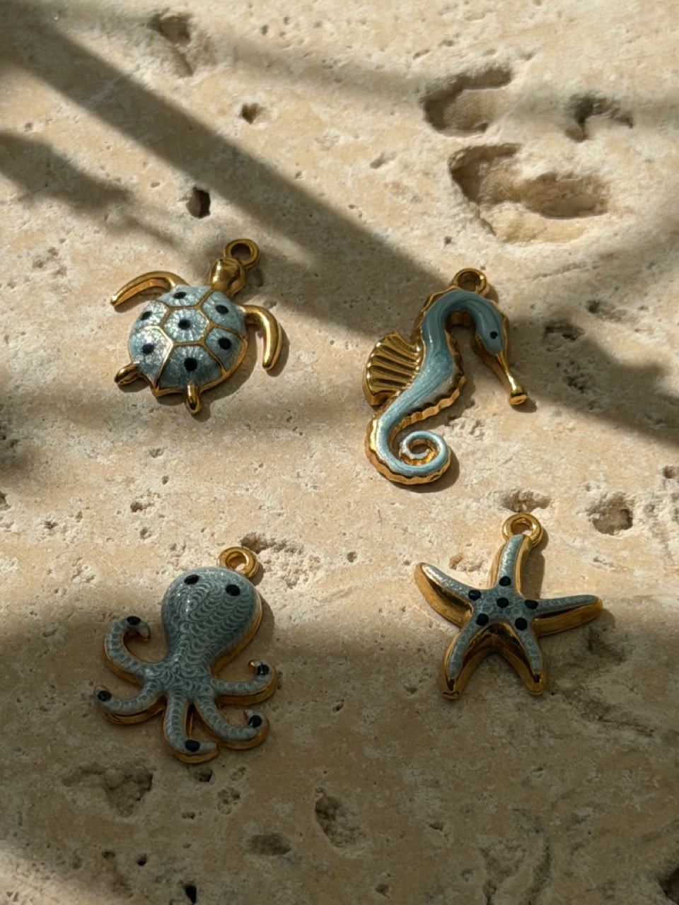 Seepferdchen-Charm in Hellblau mit Emaille | Edelstahl 18K vergoldet