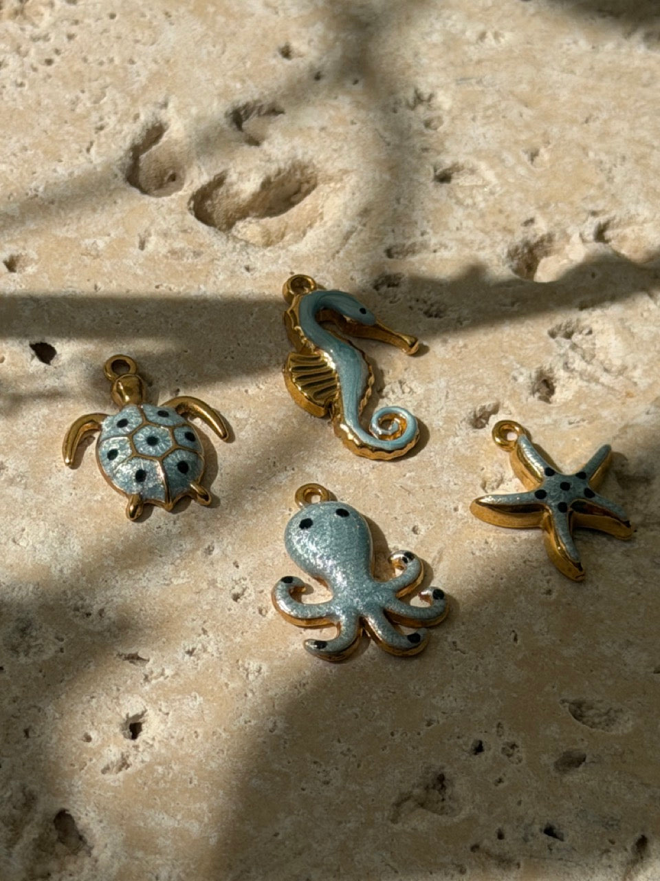 Seepferdchen-Charm in Hellblau mit Emaille | Edelstahl 18K vergoldet