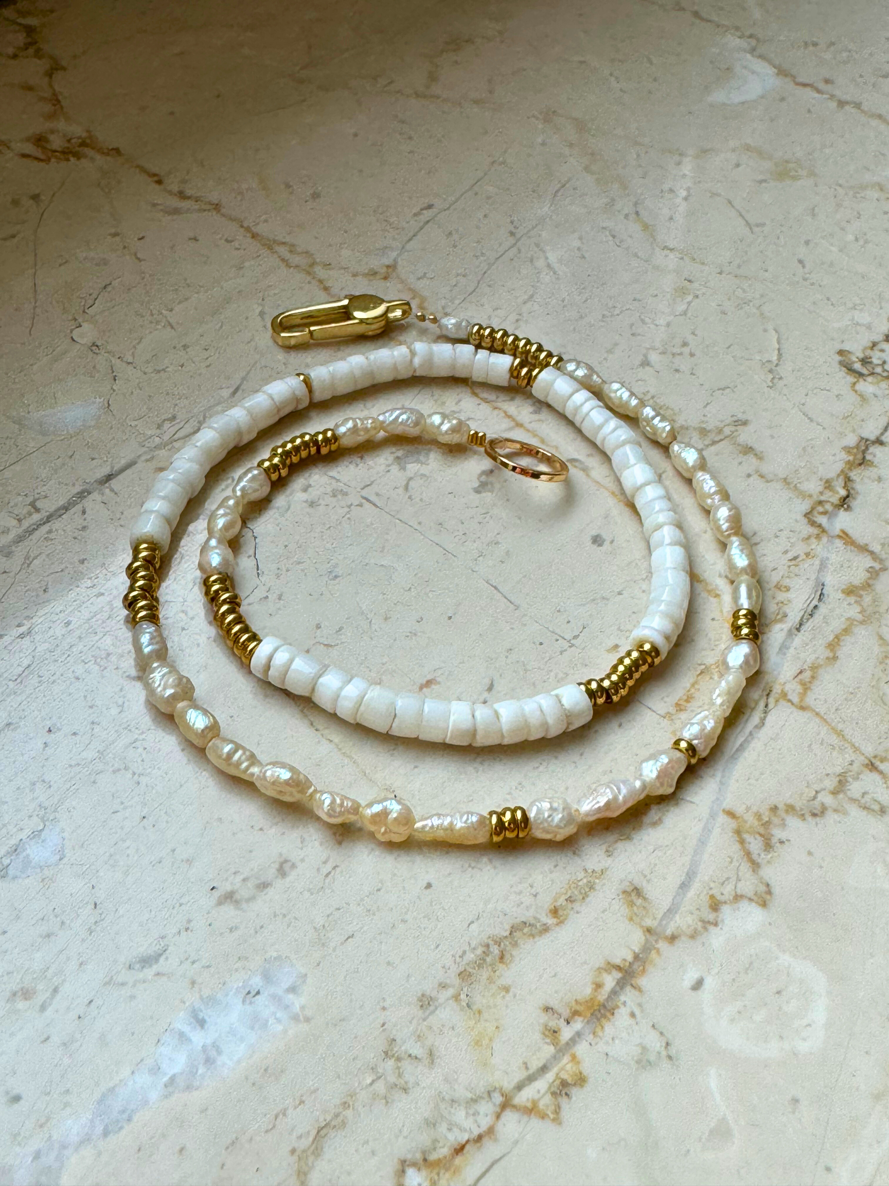 Solid Grace – Minimalistische Heishi-Perlenkette mit Gold