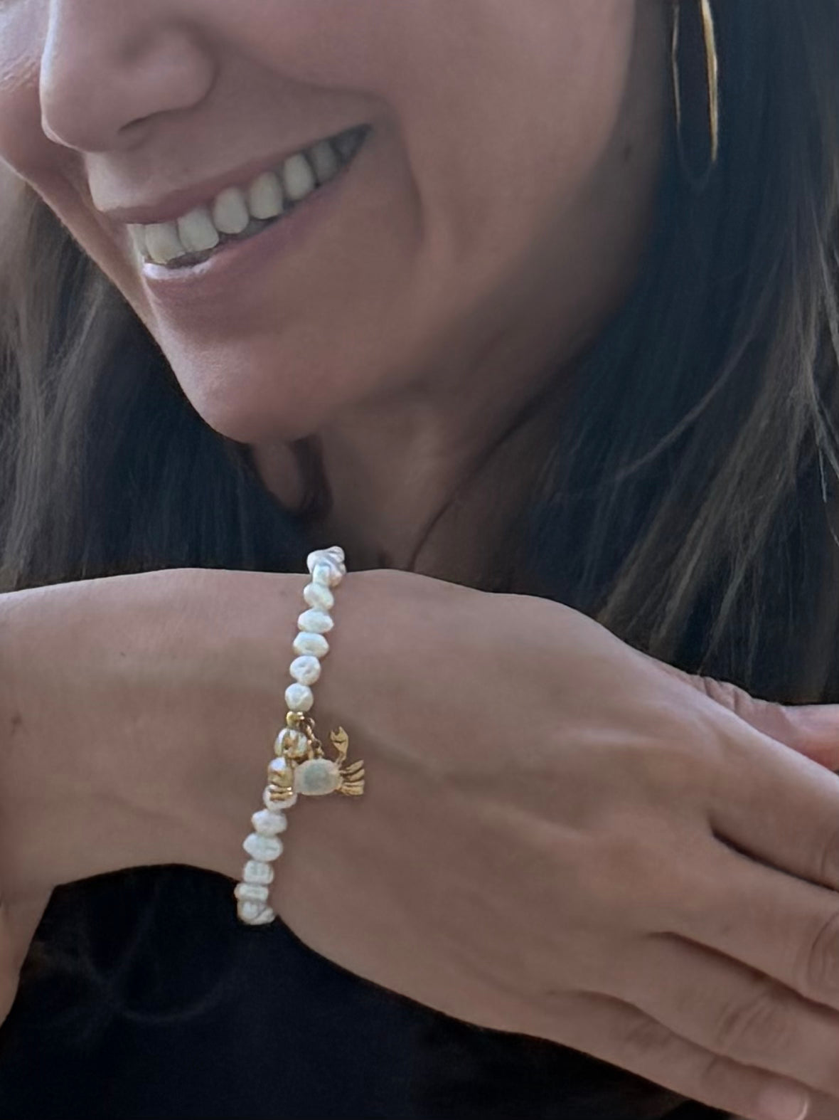 Krabben Charm Blau Perlmutt – „Cancale“ | 18K vergoldet