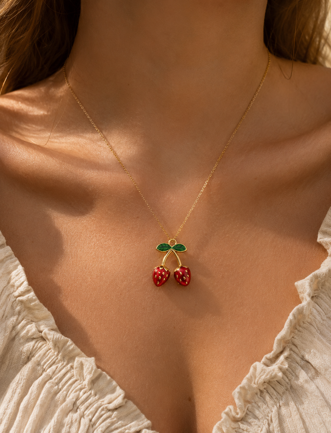 Doppelter Erdbeeren Charm an Kette getragen