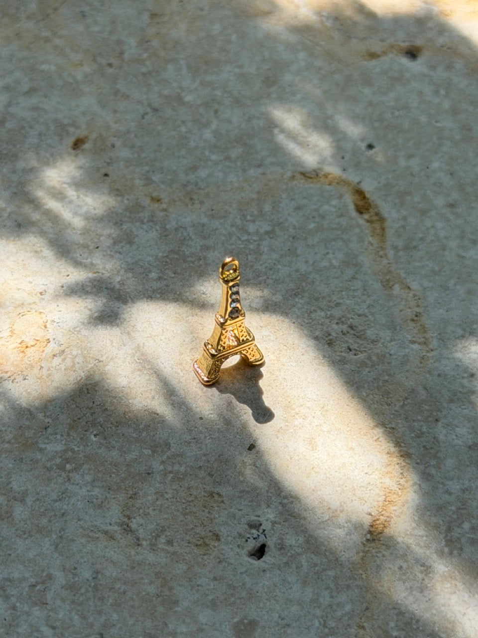 Eiffelturm Anhänger an Kette getragen