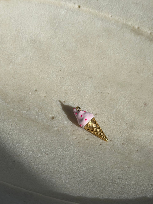 Eiswaffel-Charm Anhänger Gold – Erdbeere mit pinker Emaille