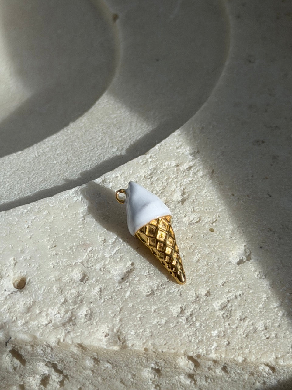 Eiswaffel-Charm Anhänger Gold – Vanille mit weißer Emaille