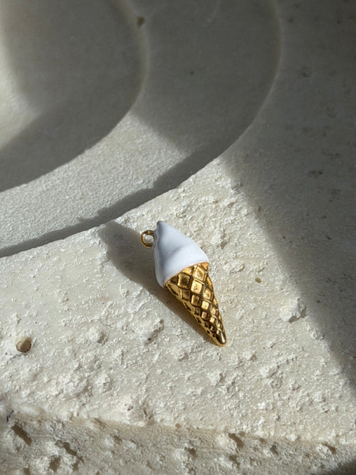 Eiswaffel-Charm Anhänger Gold – Vanille mit weißer Emaille