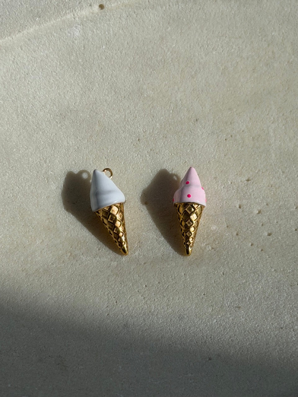 Eiswaffel-Charm Anhänger Gold – Vanille mit weißer Emaille