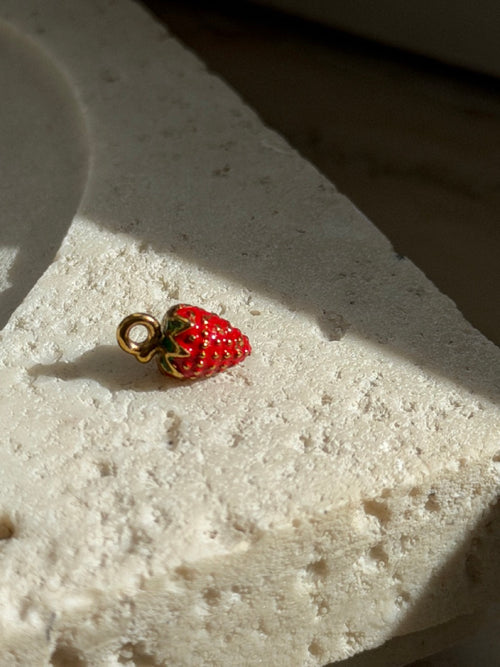 Erdbeere-Charm Anhänger Gold – Mini Erdbeer Charm mit Emaille | 18K vergoldet