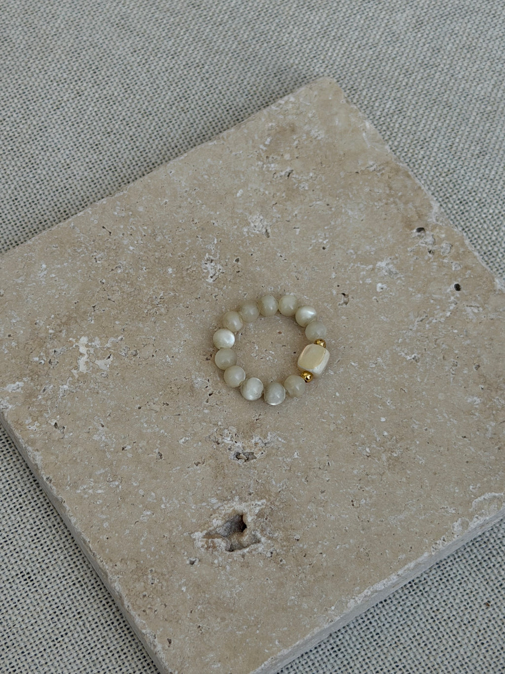 Elastischer Perlenring mit Muschelperle