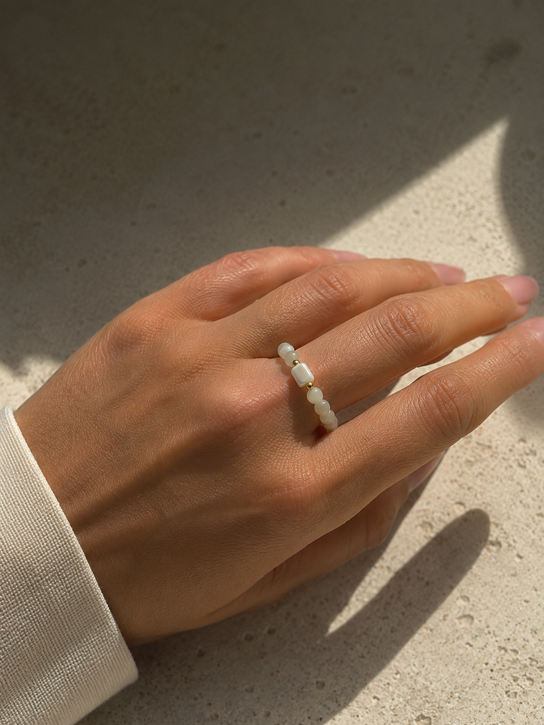 Elastischer Perlenring mit Muschelperle