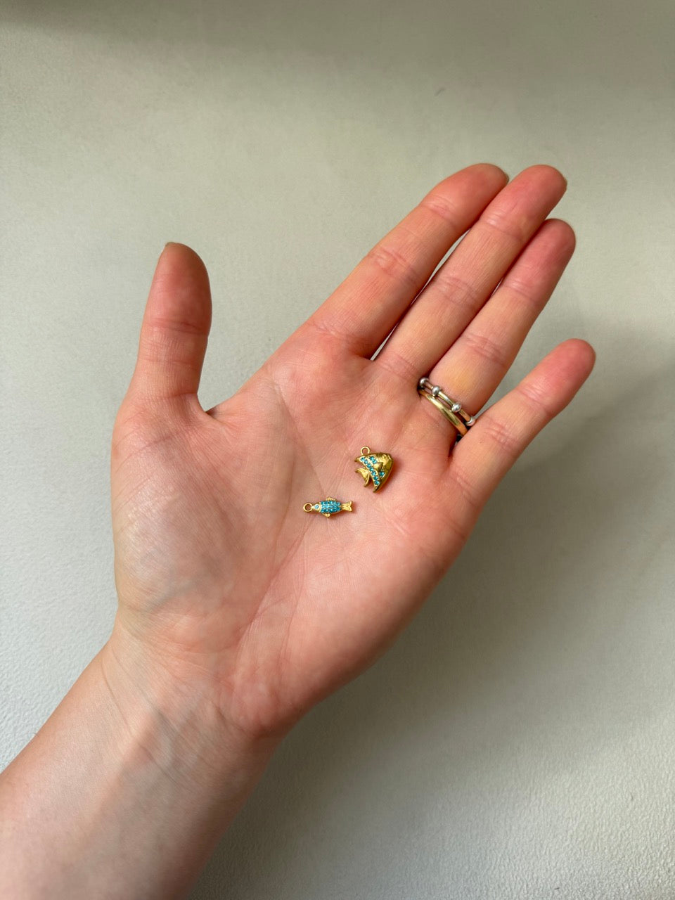 Fisch-Charm Anhänger Gold – Schlanker Fisch mit blauer Zirkonia