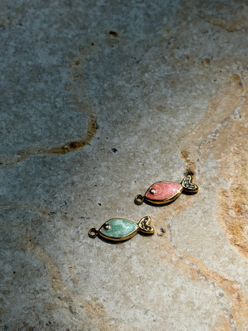 Mini Fisch Anhänger Gold – Maritimer Perlmutt Charm in 3 Farben