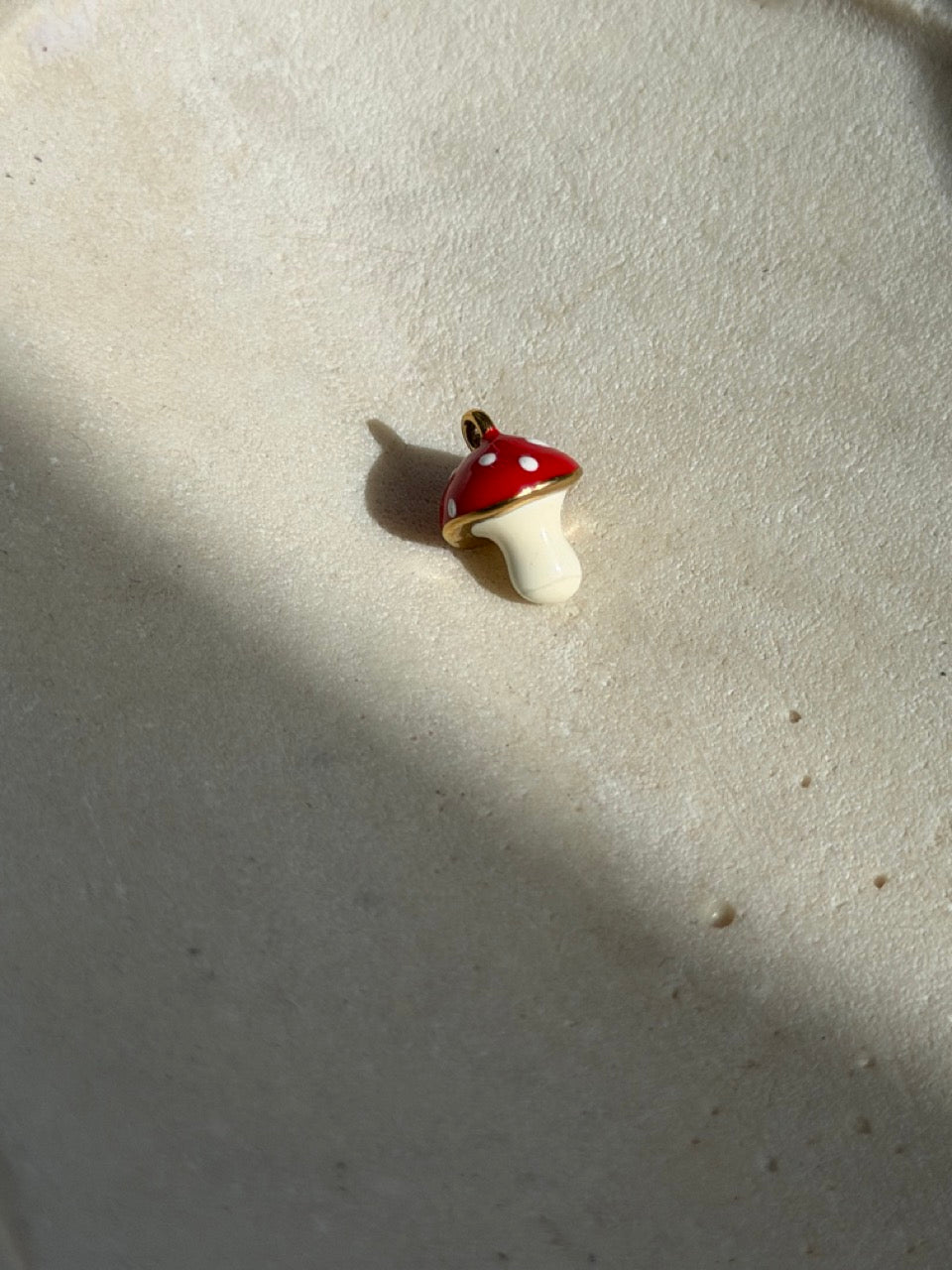 Fliegenpilz-Charm Anhänger Gold – Fliegenpilz mit Emaille