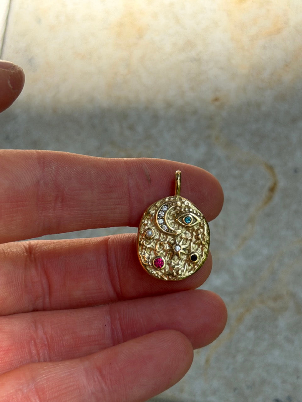 Galaxis Medaillon-Charm an Kette getragen