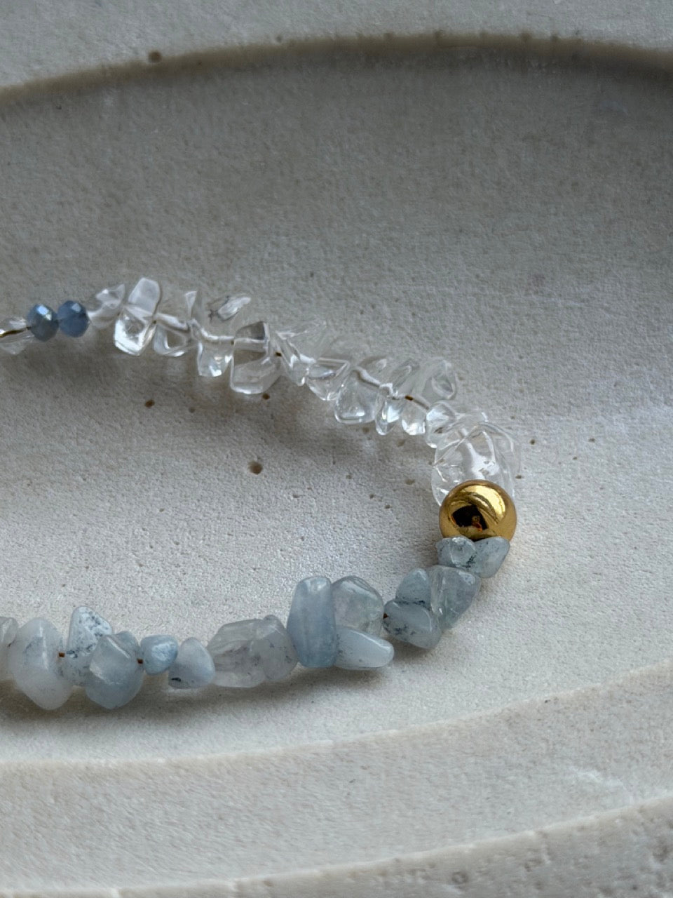 Glacier Blue Edelsteinarmband mit Bergkristall und Aquamarin – Produktfoto 1