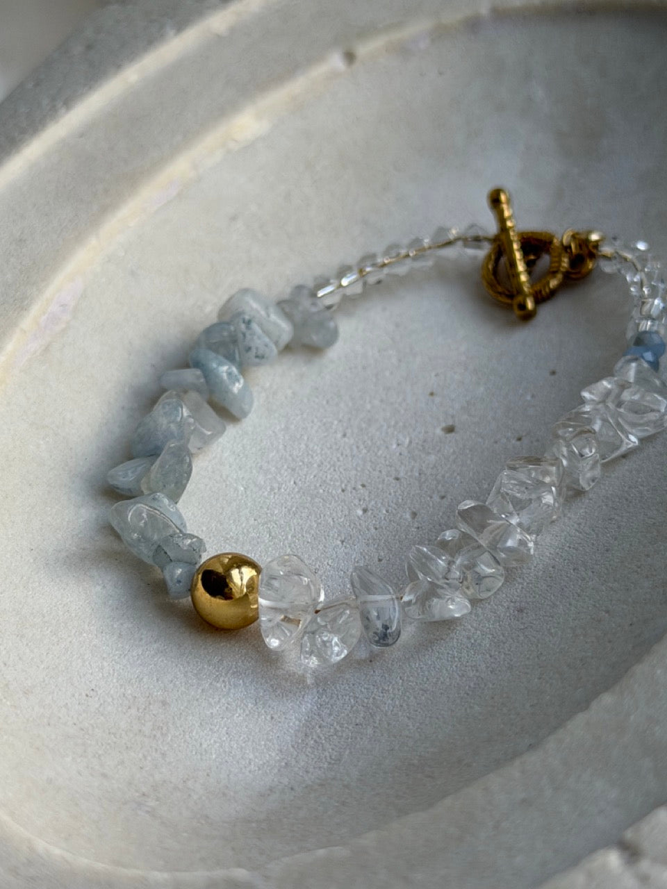 Glacier Blue Armband in Eisblau und Gold – Produktfoto 2