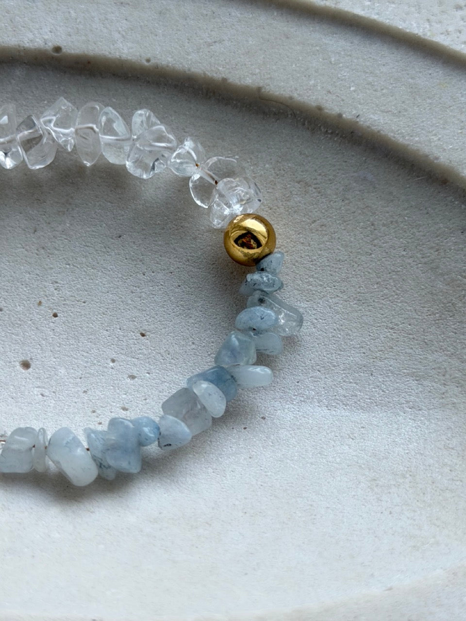 Glacier Blue Armband mit Bergkristallsplittern im Detail – Produktfoto 4