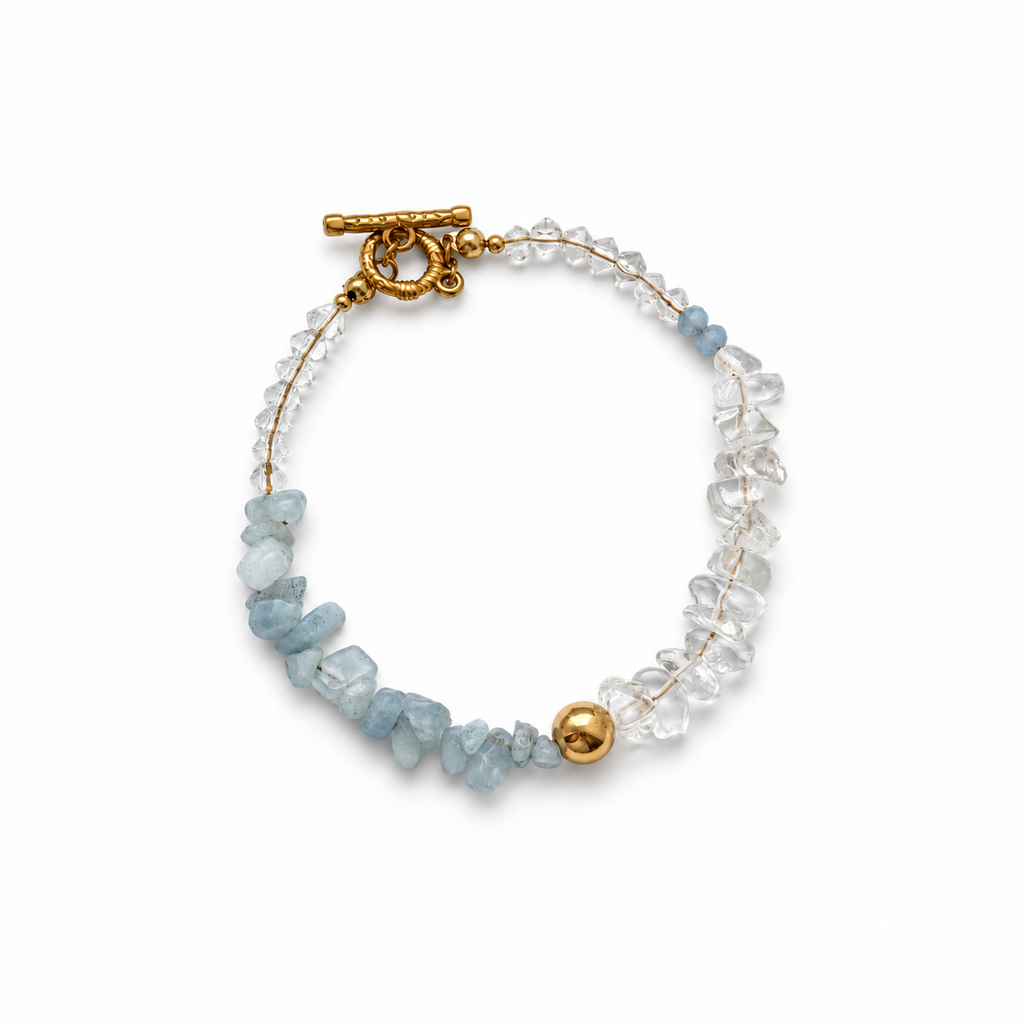 Glacier Blue Armband aus Bergkristall, Aquamarin und Zirkonia mit goldener Kugel und Knebelverschluss – Visualisierung auf weißem Hintergrund