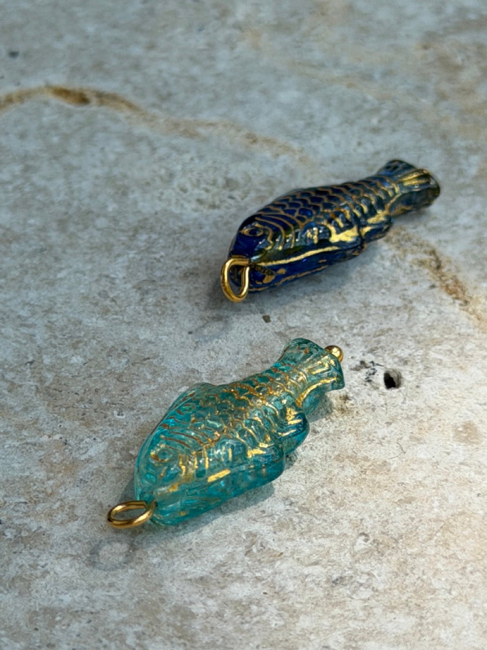 Gläserner Fisch Kettenanhänger in Grün-Blau, weitere Ansicht