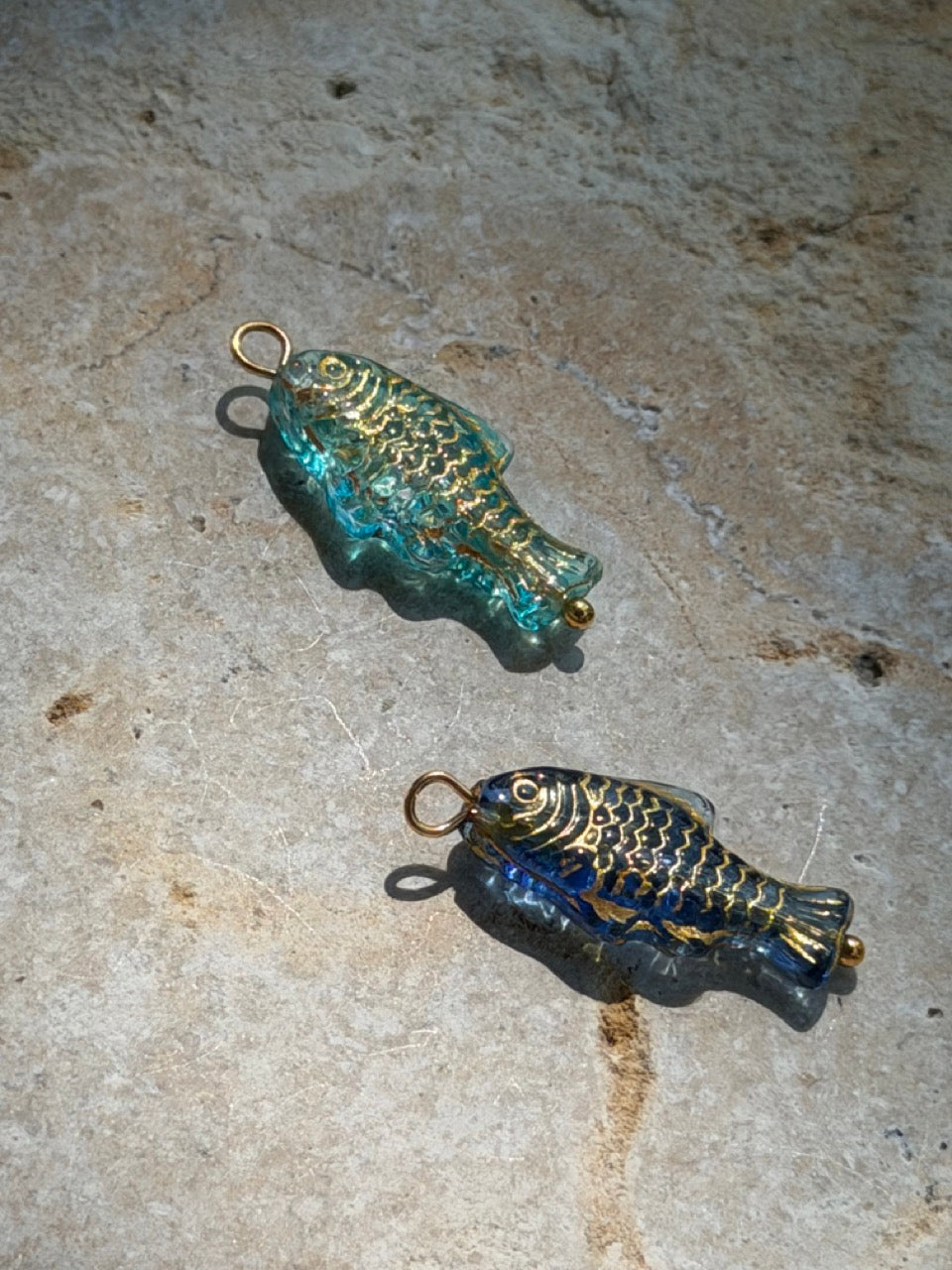 Gläserner Fisch Kettenanhänger in Grün-Blau, Nahaufnahme