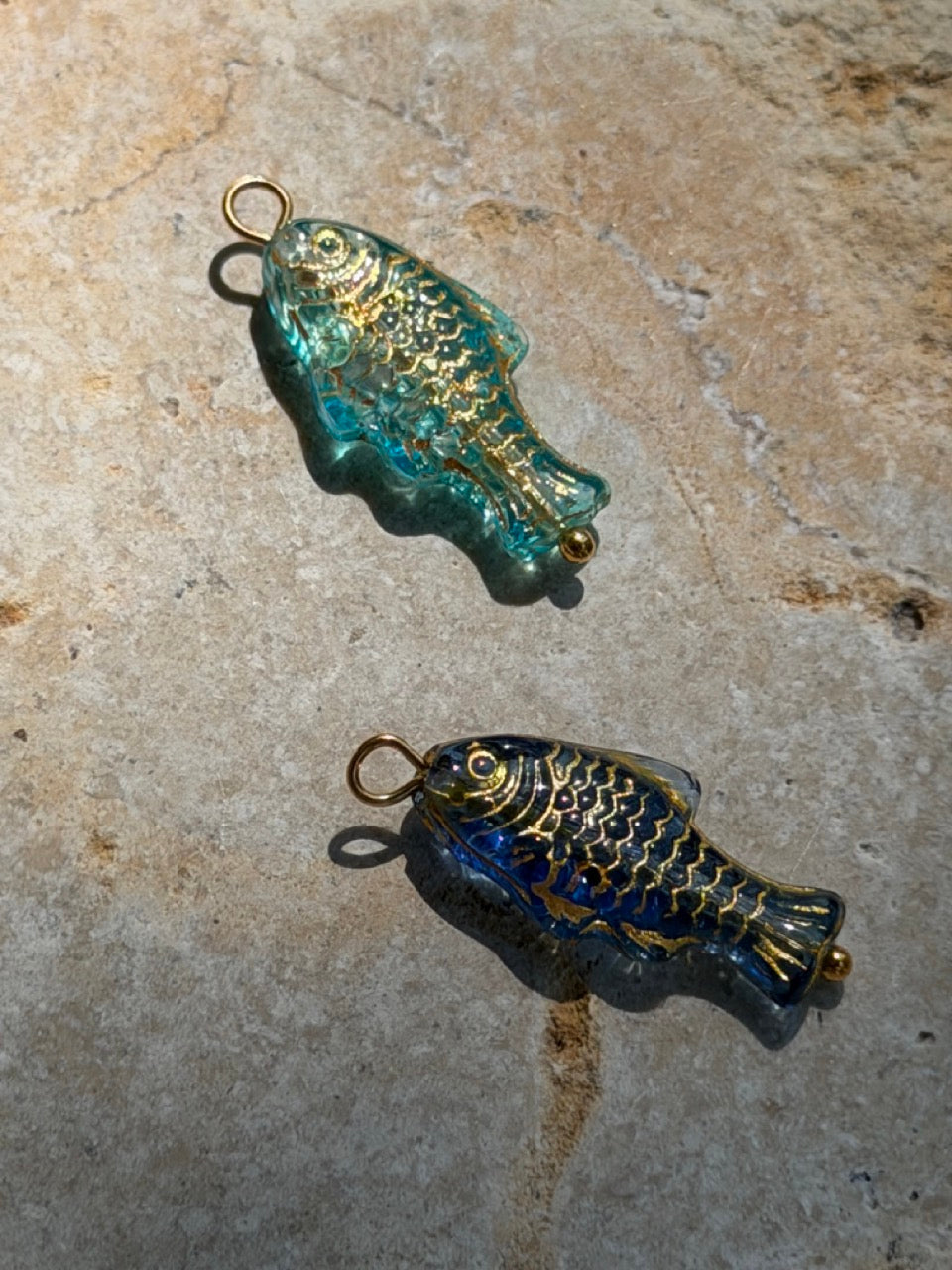 Gläserner Fisch Kettenanhänger in Grün-Blau, Detailansicht
