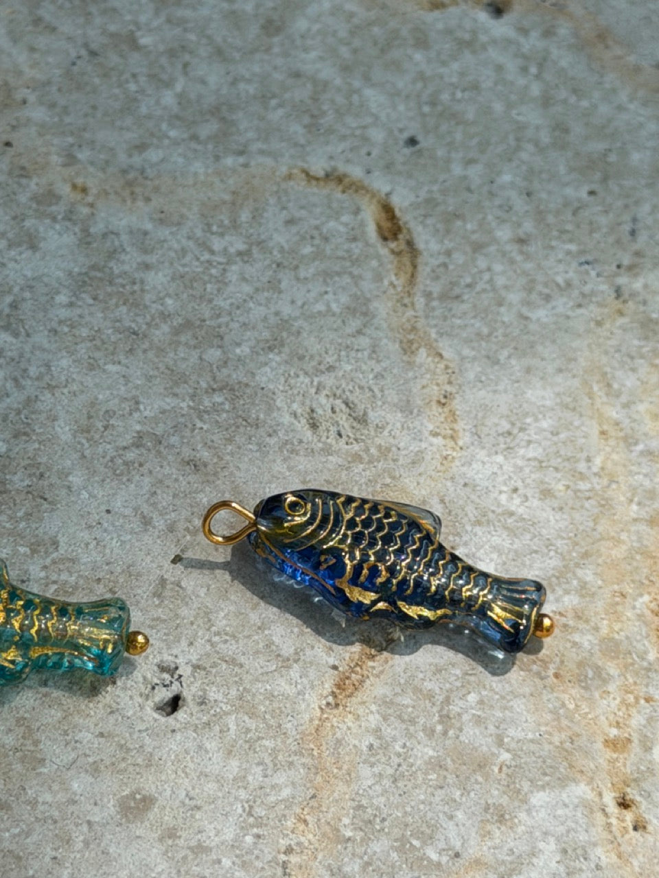 Gläserner Fisch Kettenanhänger in Grün-Blau