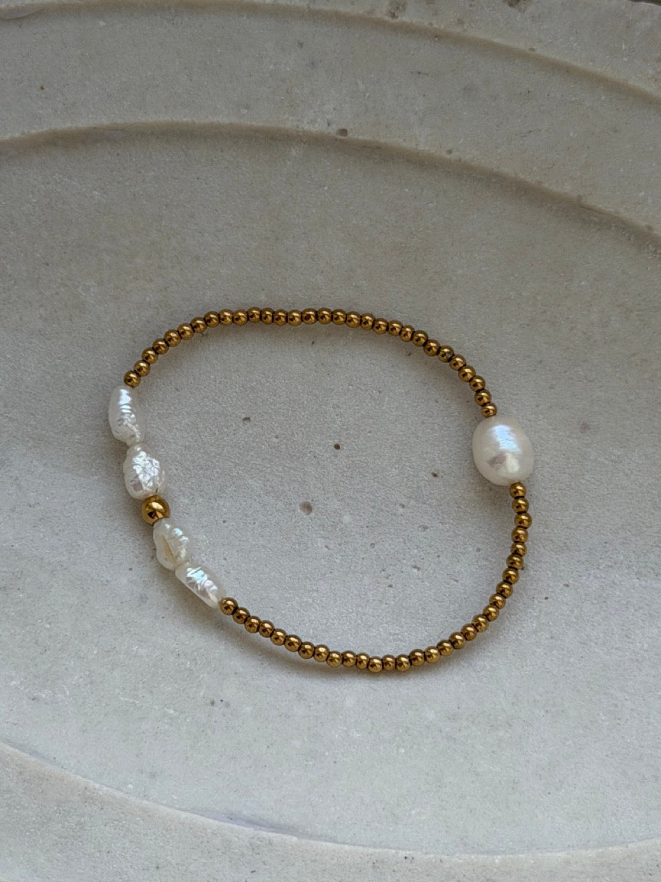 Golden Orbit Perlenarmband mit goldenen Perlen und Süßwasserperlen – Produktfoto 1
