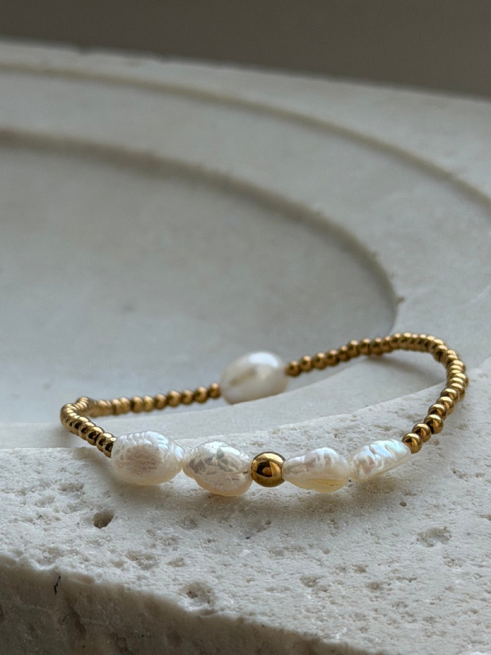 Golden Orbit flexibles Armband ohne Verschluss, 18K vergoldet – Produktfoto 2