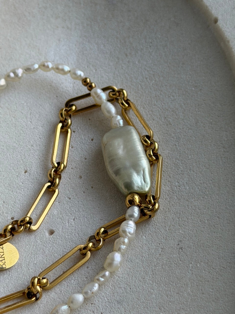 Golden Salvia Armband mit salbeifarbener Barockperle – Produktfoto 2