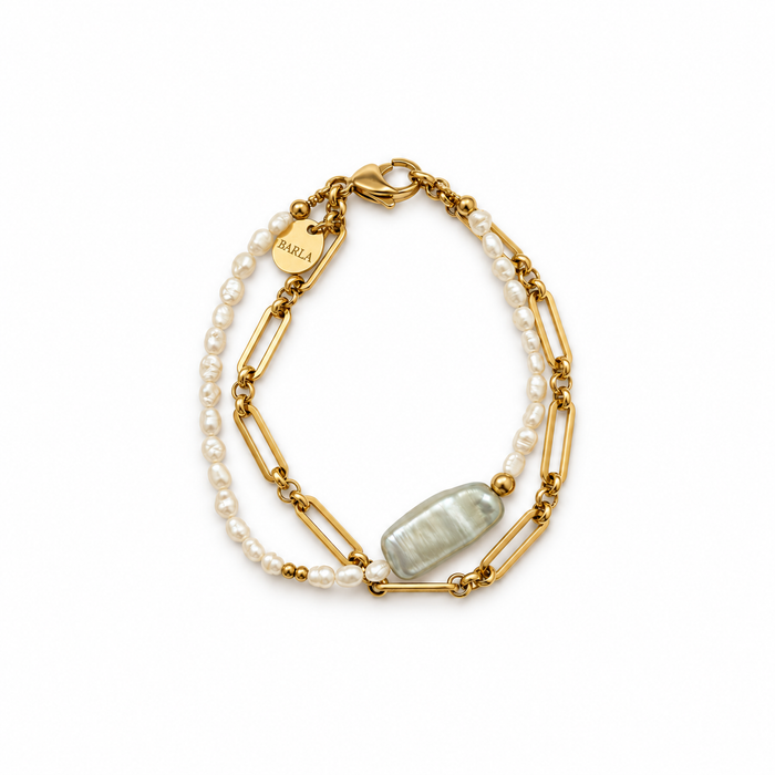 Golden Salvia Armband mit salbeigrüner Barock-Süßwasserperle, cremeweißen Perlen und goldener Gliederkette – Visualisierung auf weißem Hintergrund