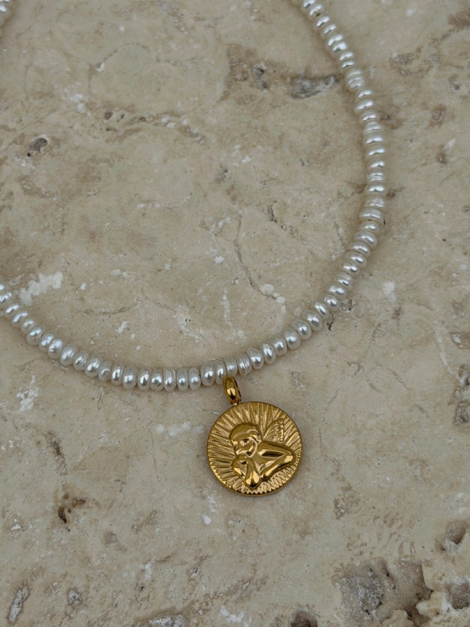 Engel Medaillon Anhänger Gold an Süßwasserperlenkette – Schutzengel Charm, 18K Echtgold plattiert