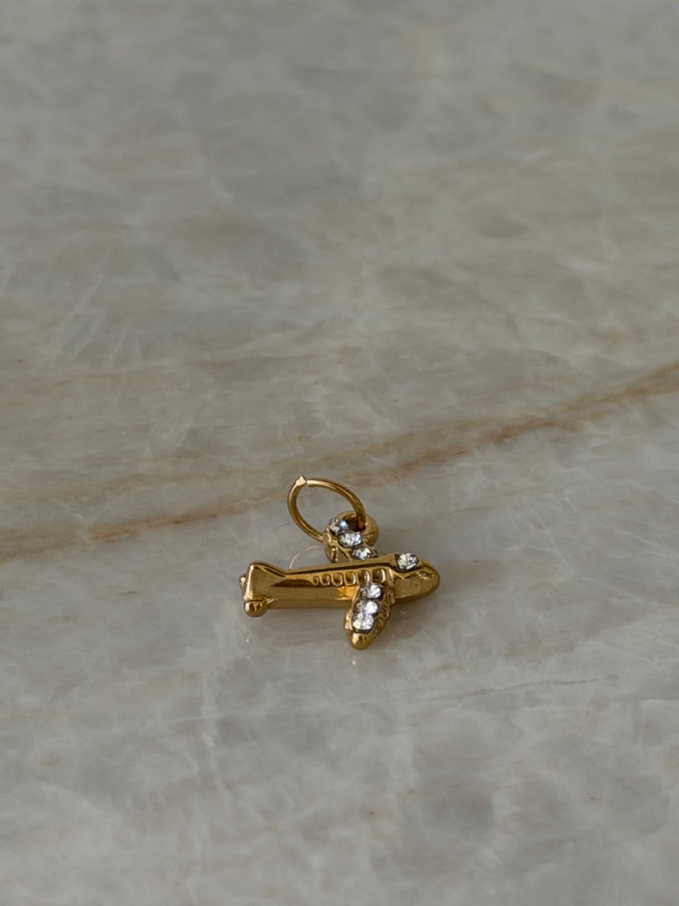 Flugzeug Anhänger Gold – Reise Charm mit Zirkonia | 18K vergoldet