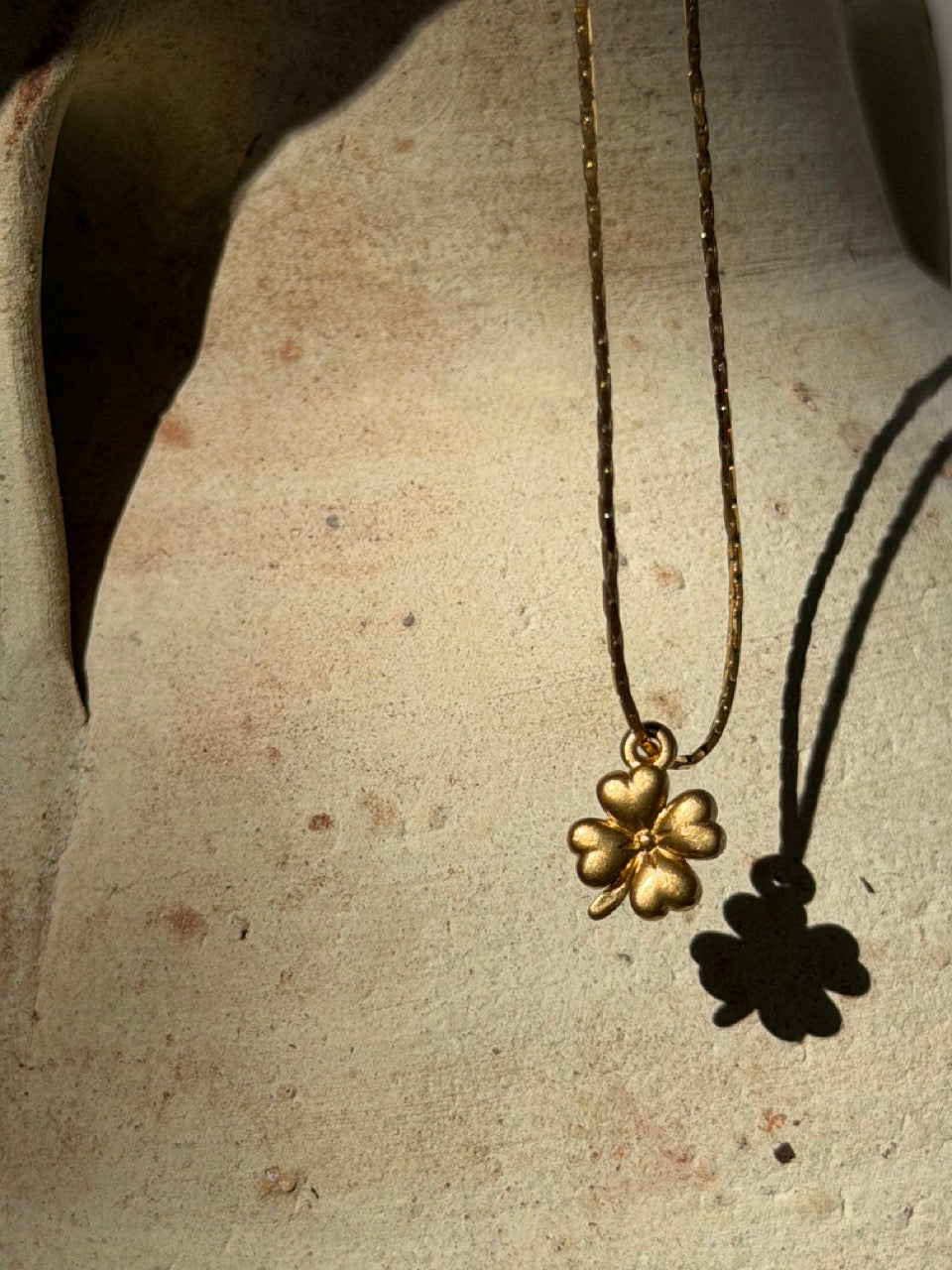 Kleeblatt Anhänger Gold – Glücksbringer Charm | 18K vergoldet