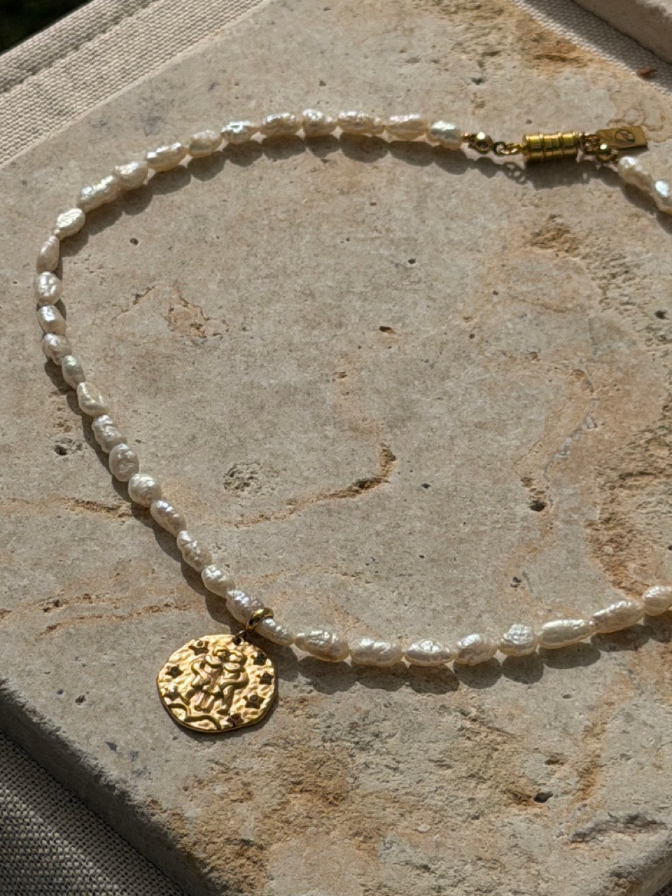 Celeste Kette | Süßwasserperlenkette mit goldenem Sternzeichen-Anhänger