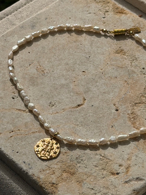 Celeste Kette | Süßwasserperlenkette mit goldenem Sternzeichen-Anhänger