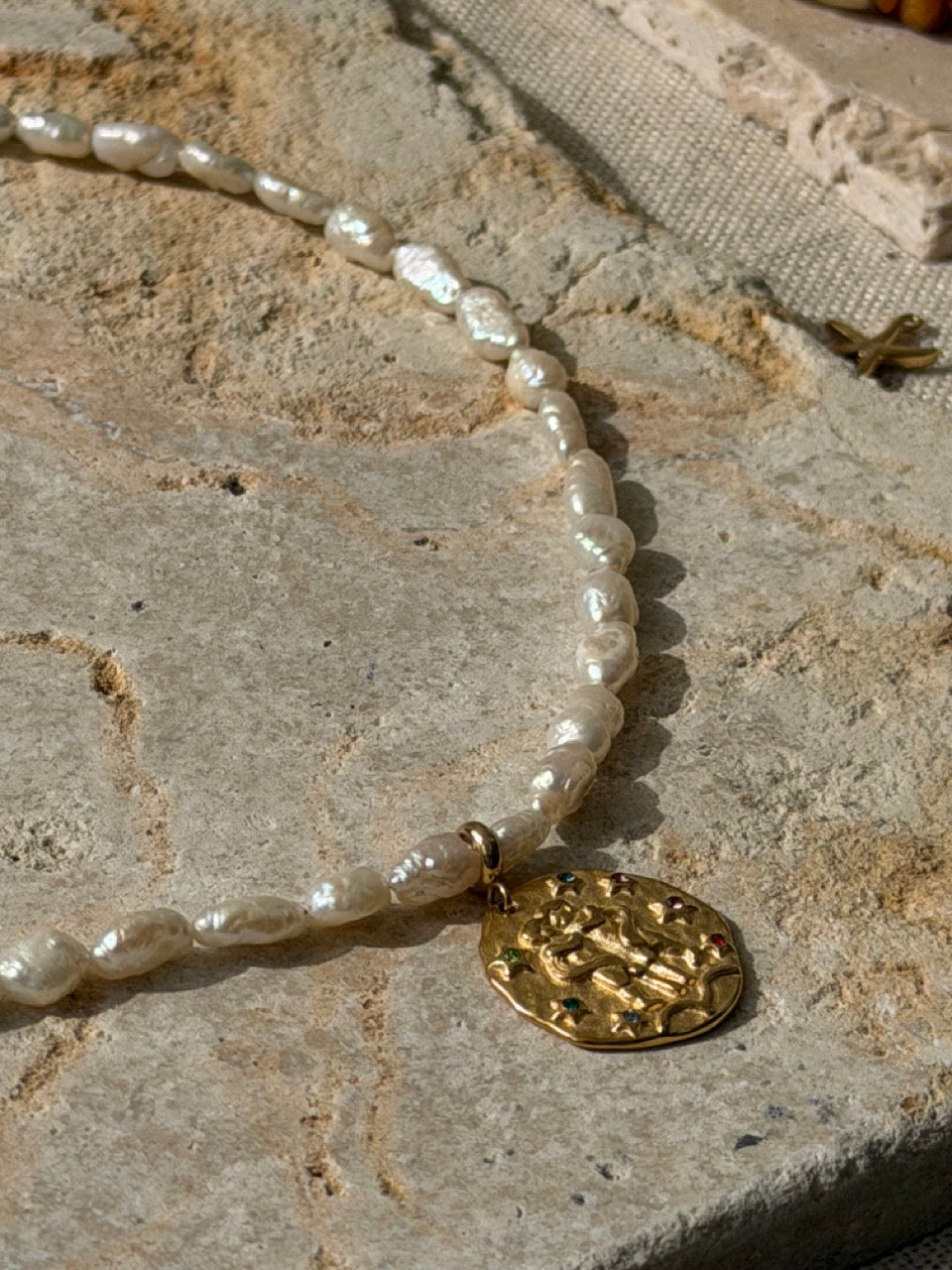 Celeste Kette | Süßwasserperlenkette mit goldenem Sternzeichen-Anhänger
