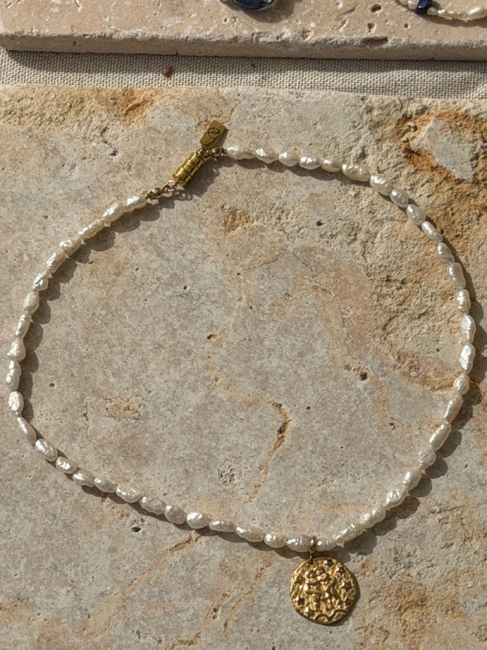 Celeste Kette | Süßwasserperlenkette mit goldenem Sternzeichen-Anhänger