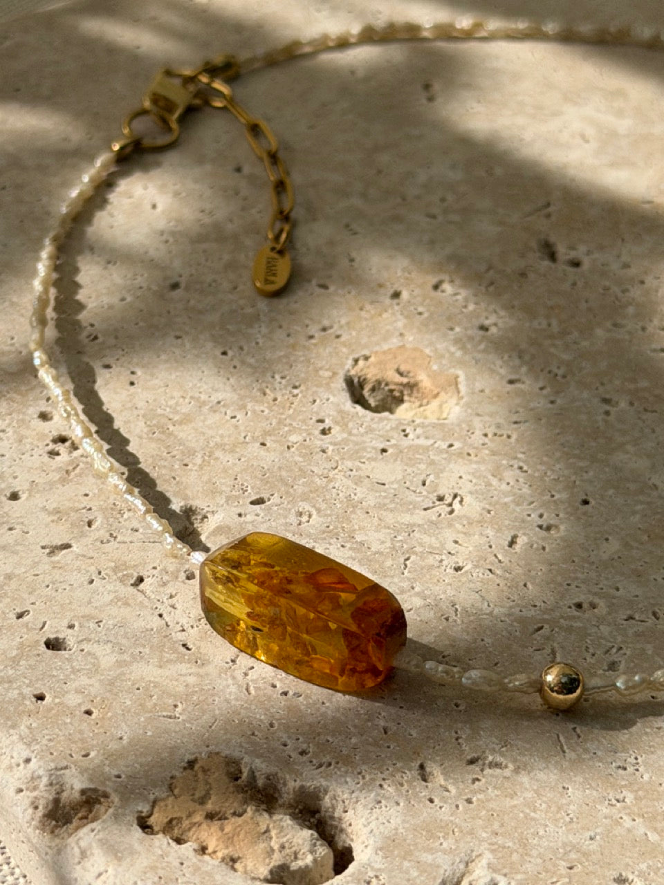 Tierra Solar | Bernsteinkette mit Süßwasserperlen & Goldakzenten