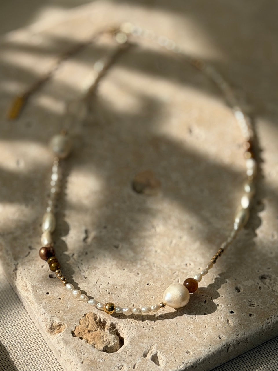 Mocca Island | Natürliche Perlenkette mit brauen Akzenten
