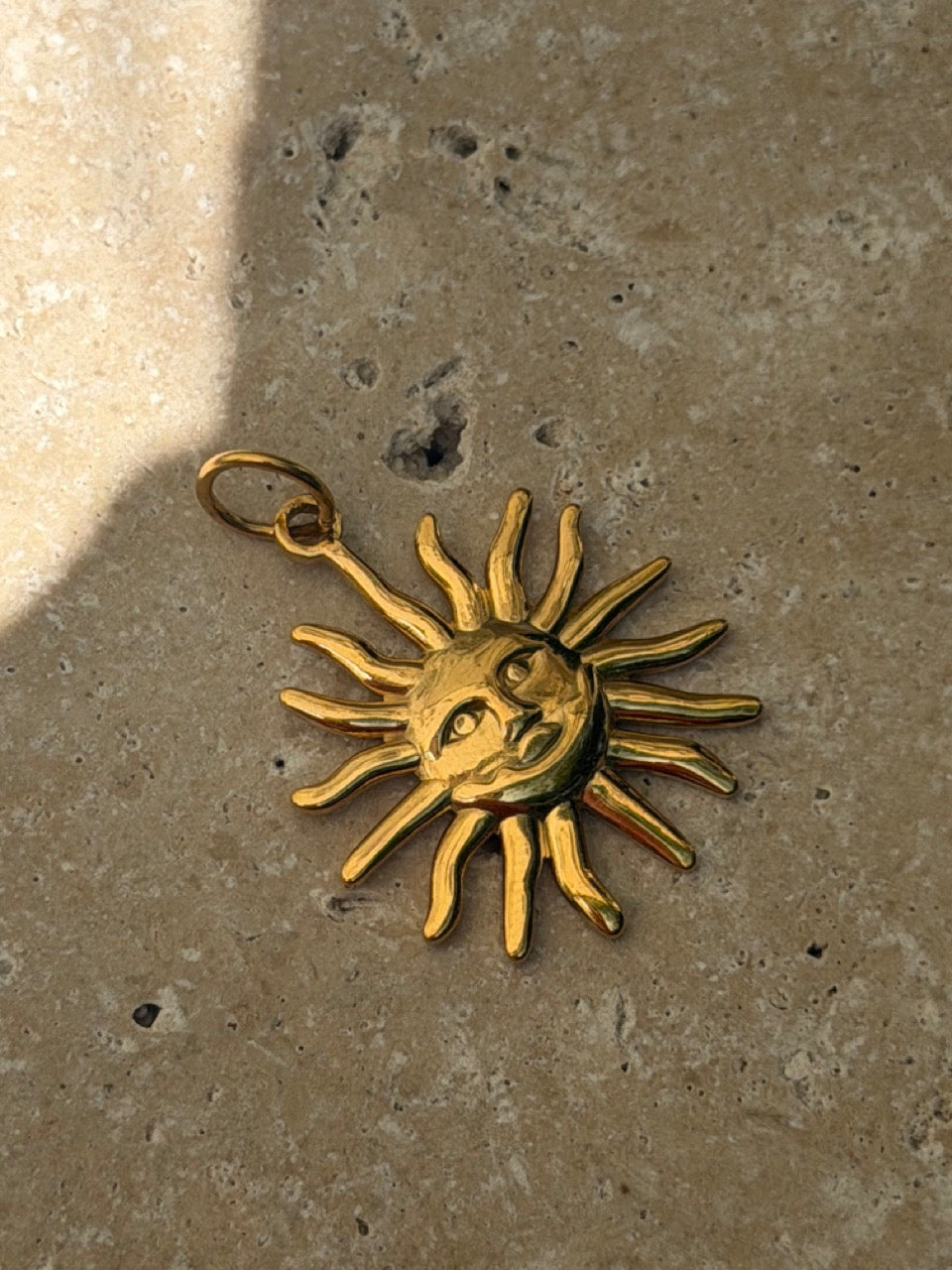Goldener Sonnengesicht-Anhänger | Edelstahl 18K vergoldet