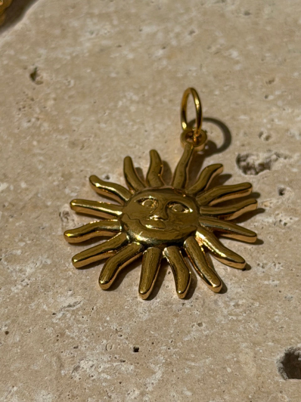 Goldener Sonnengesicht-Anhänger | Edelstahl 18K vergoldet