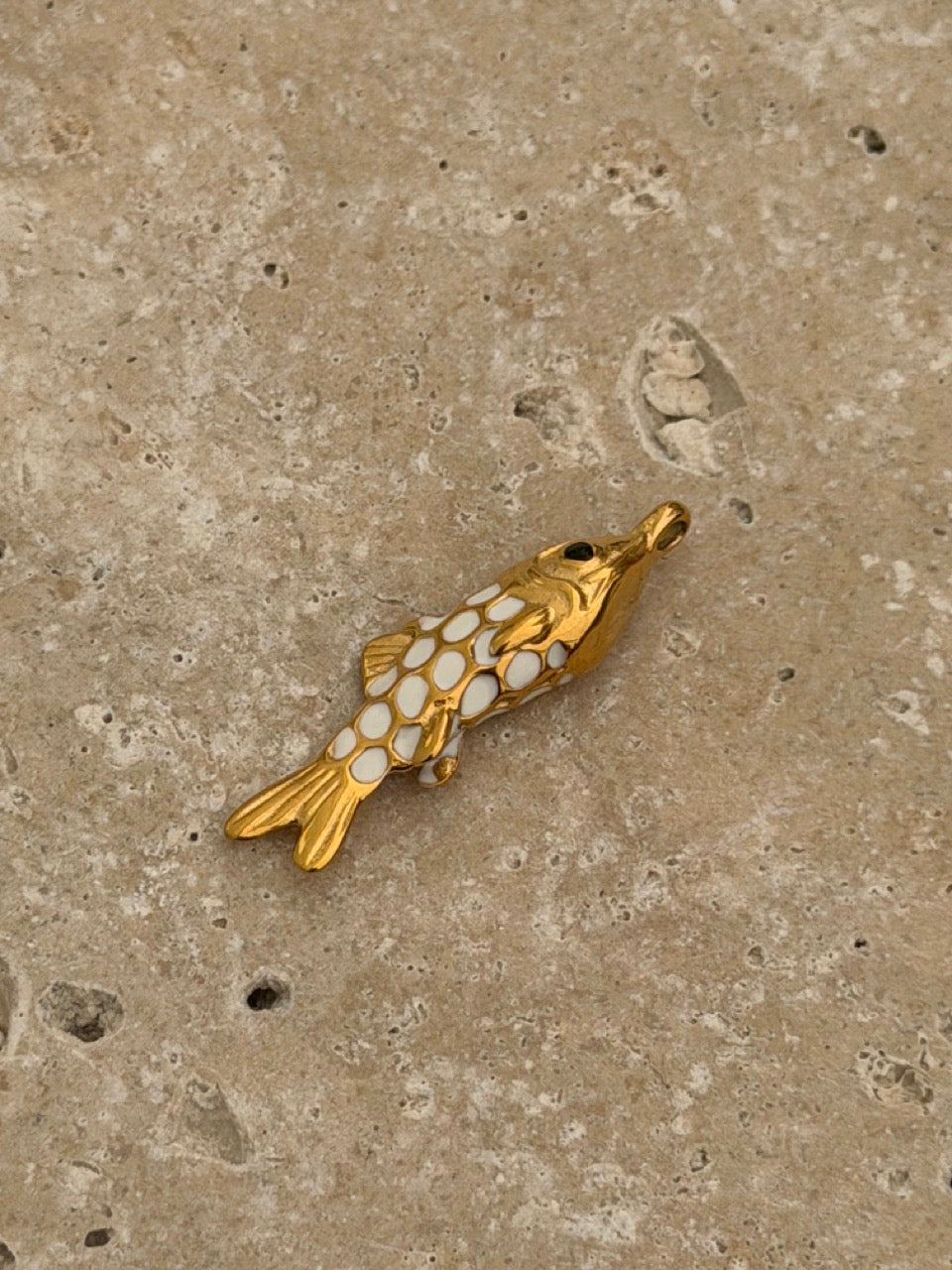 Großer Fisch-Anhänger in Weiß & Gold | Edelstahl 18K vergoldet