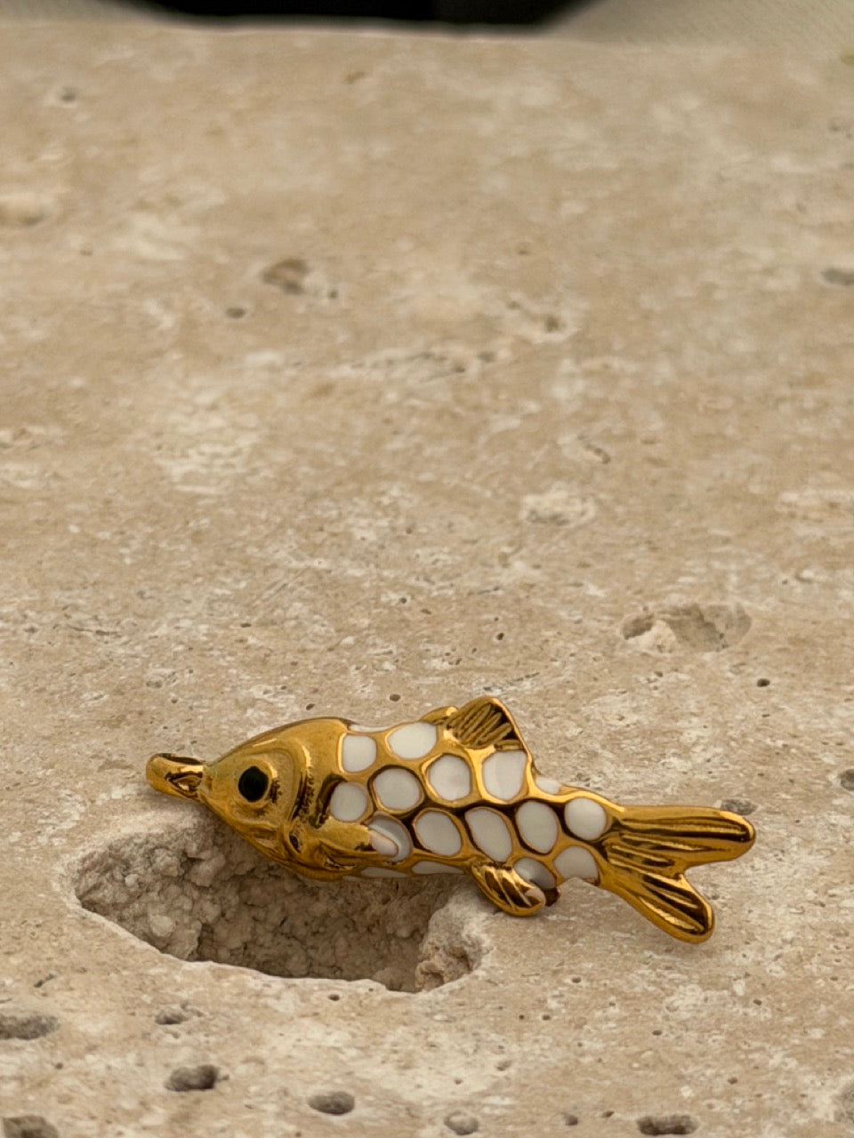 Großer Fisch-Anhänger in Weiß & Gold | Edelstahl 18K vergoldet
