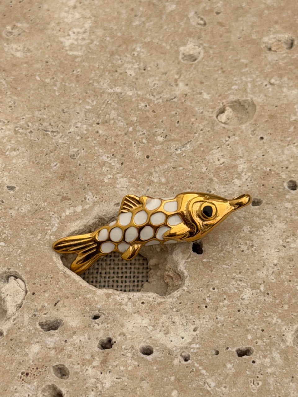 Großer Fisch-Anhänger in Weiß & Gold | Edelstahl 18K vergoldet
