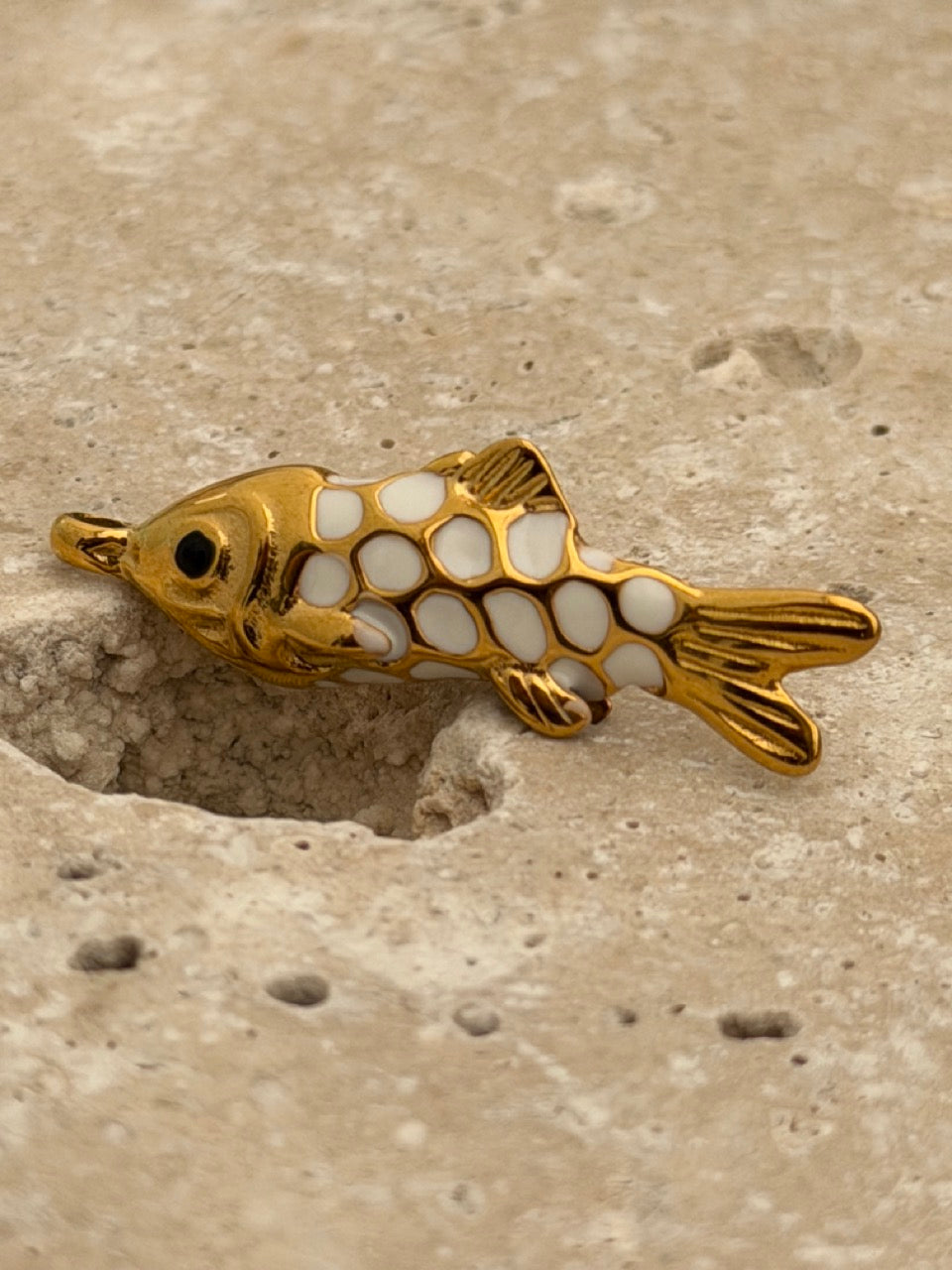 Großer Fisch-Anhänger in Weiß & Gold | Edelstahl 18K vergoldet