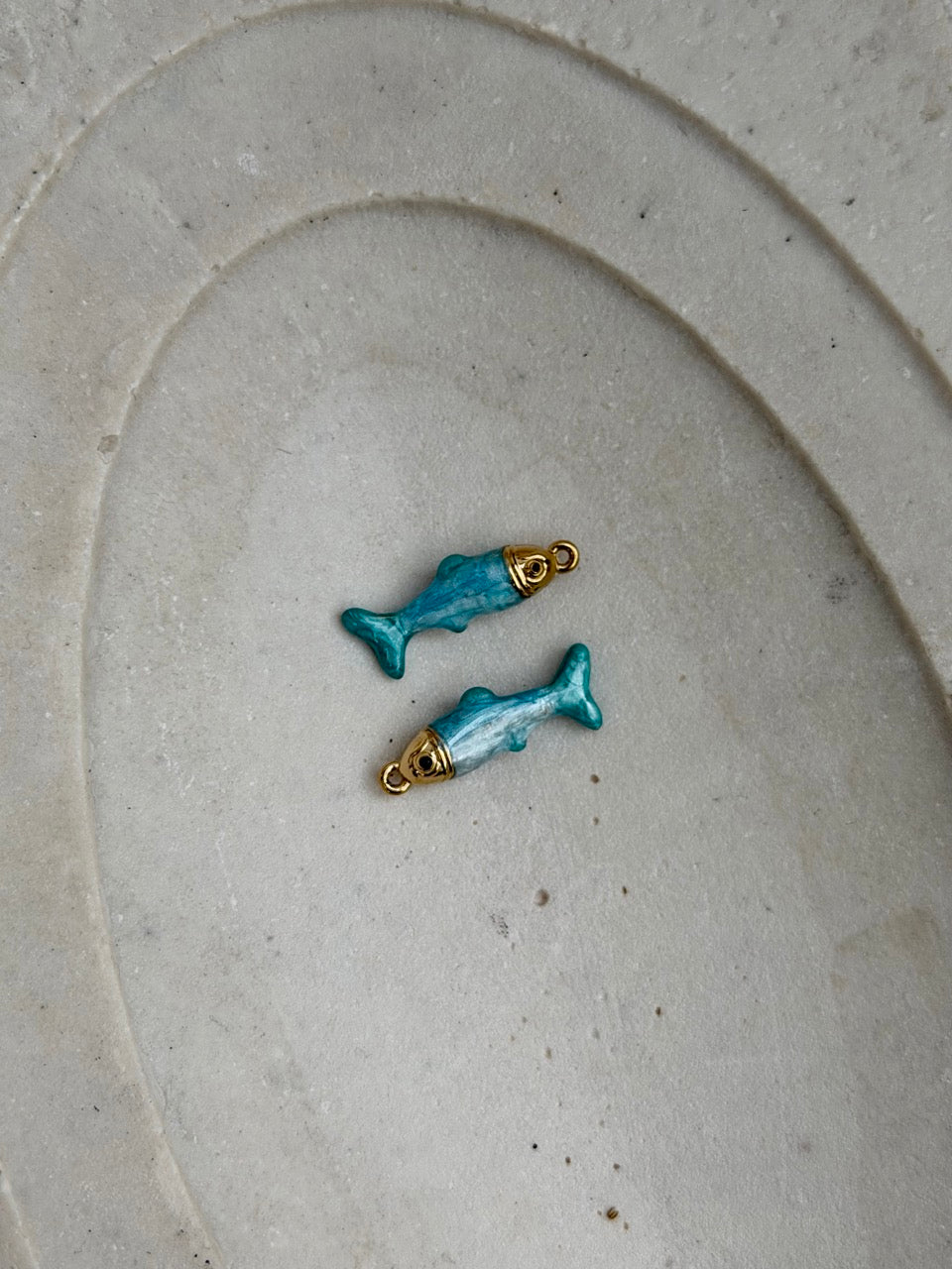 Großer Fisch Anhänger – 3D Charm mit blauer Perlmutt Emaille | 18K vergoldet