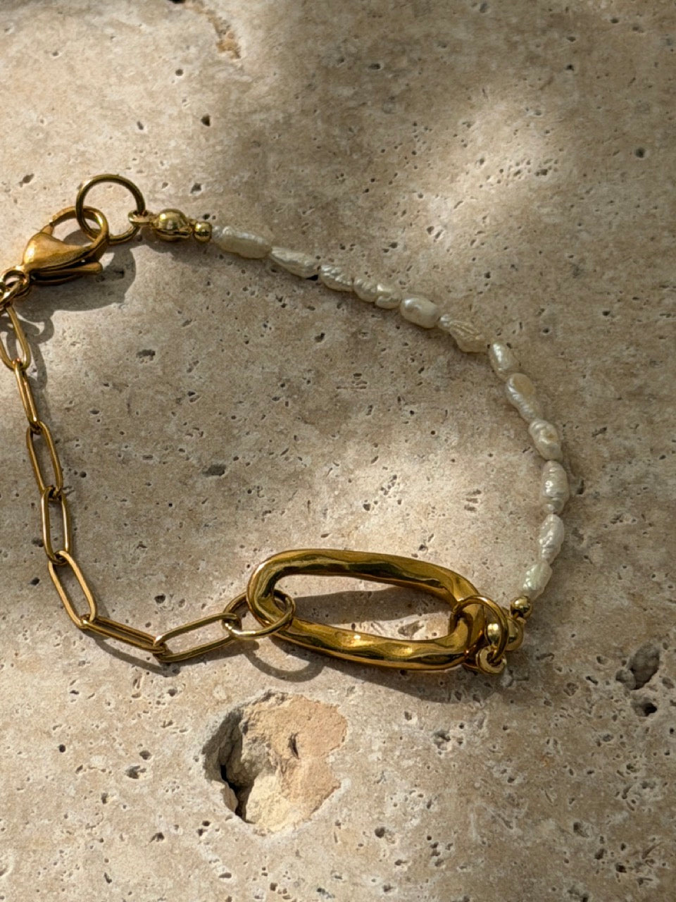 ICON Süßwasserperlen Armband mit goldenem Charm-Ring | Edelstahl 18K vergoldet